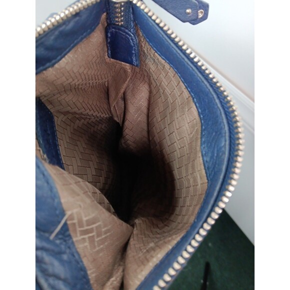 Cole Haan Slouchy Leather Crossbody Bag Navy Blue Zip Pockets Adjustable Strap - Picture 4 of 7